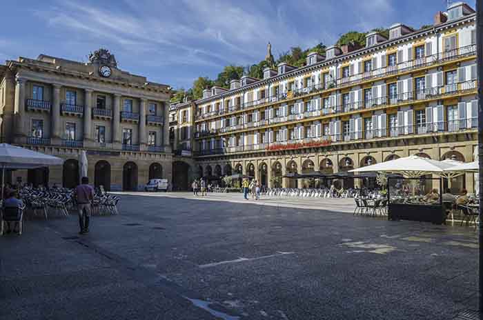 Guipúzcoa - San Sebastián 007 - plaza de La Constitución.jpg
